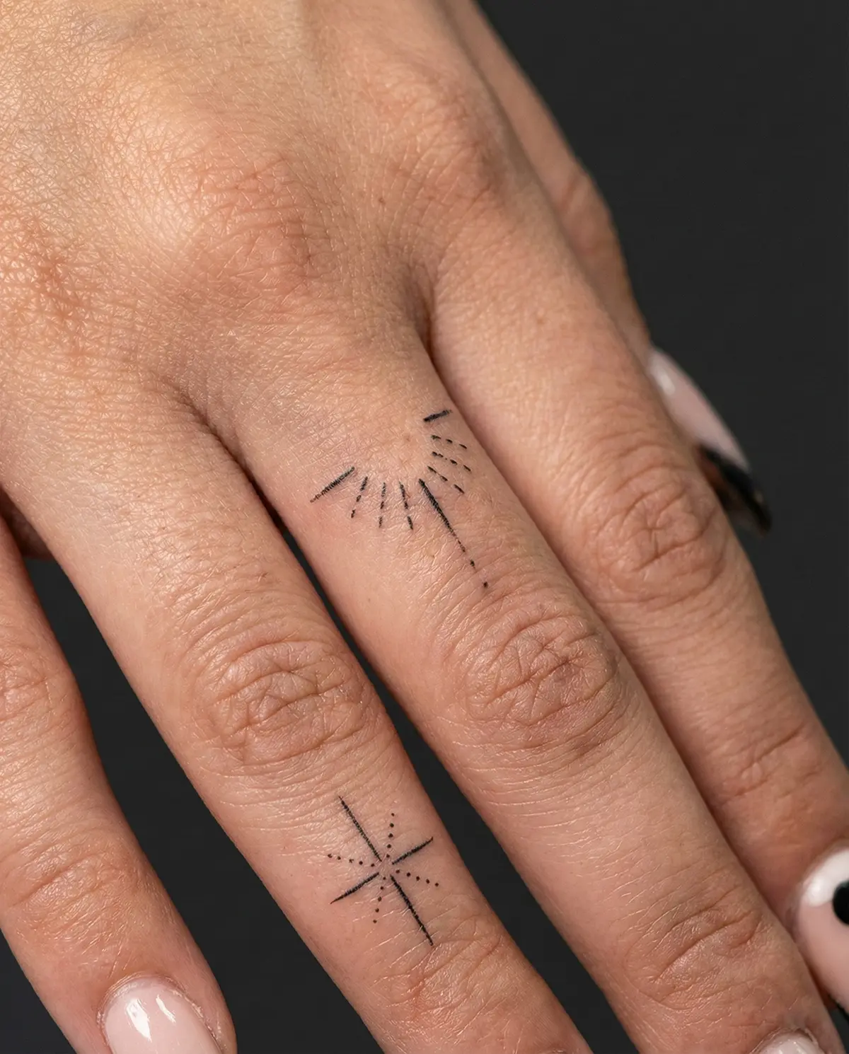 Kadıköy Body Art minimal fine line parmak dövmesi