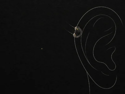 Kulak üstündeki halka piercing ve çevresindeki teknik işaretler