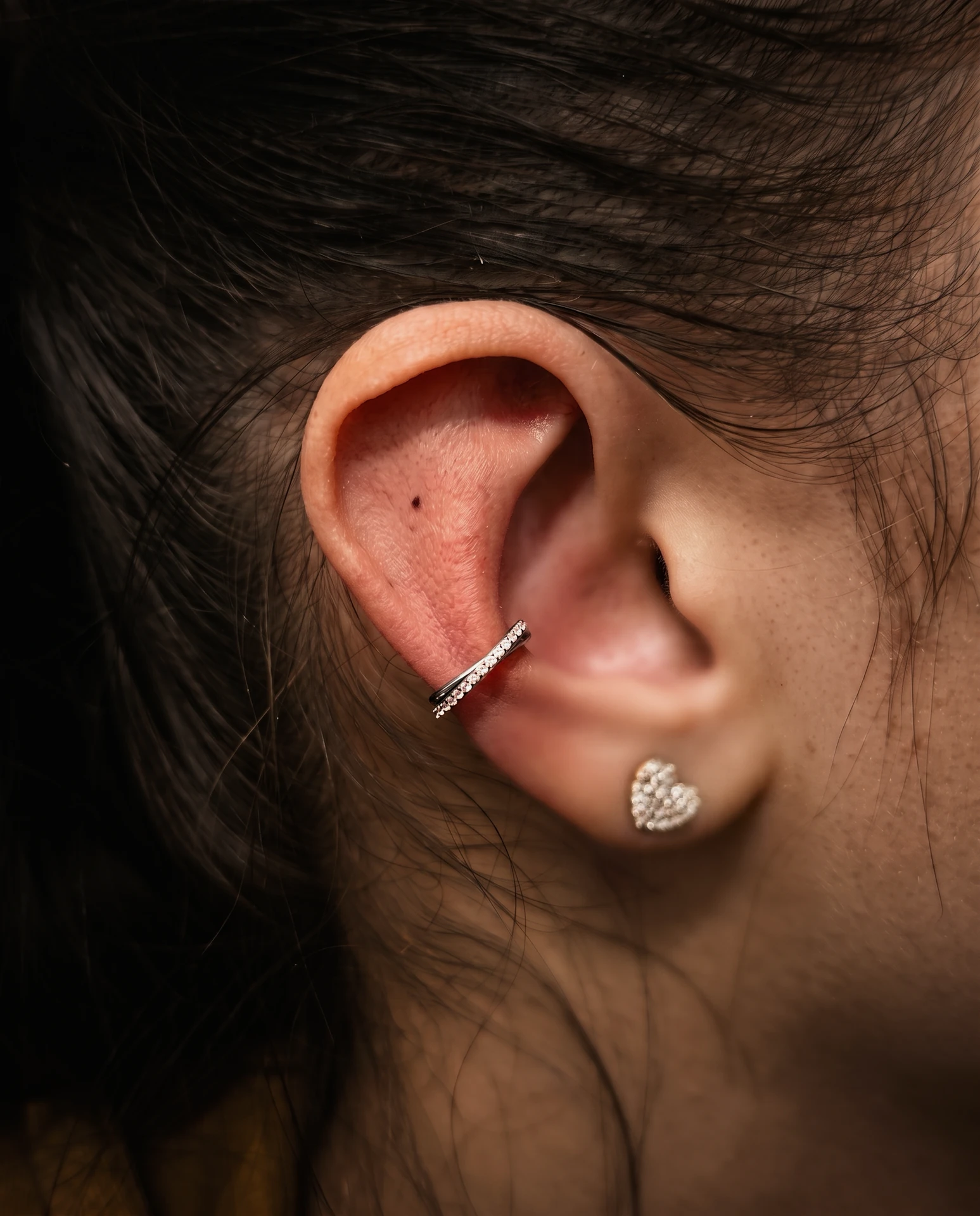 Conch kulak piercing uygulaması
