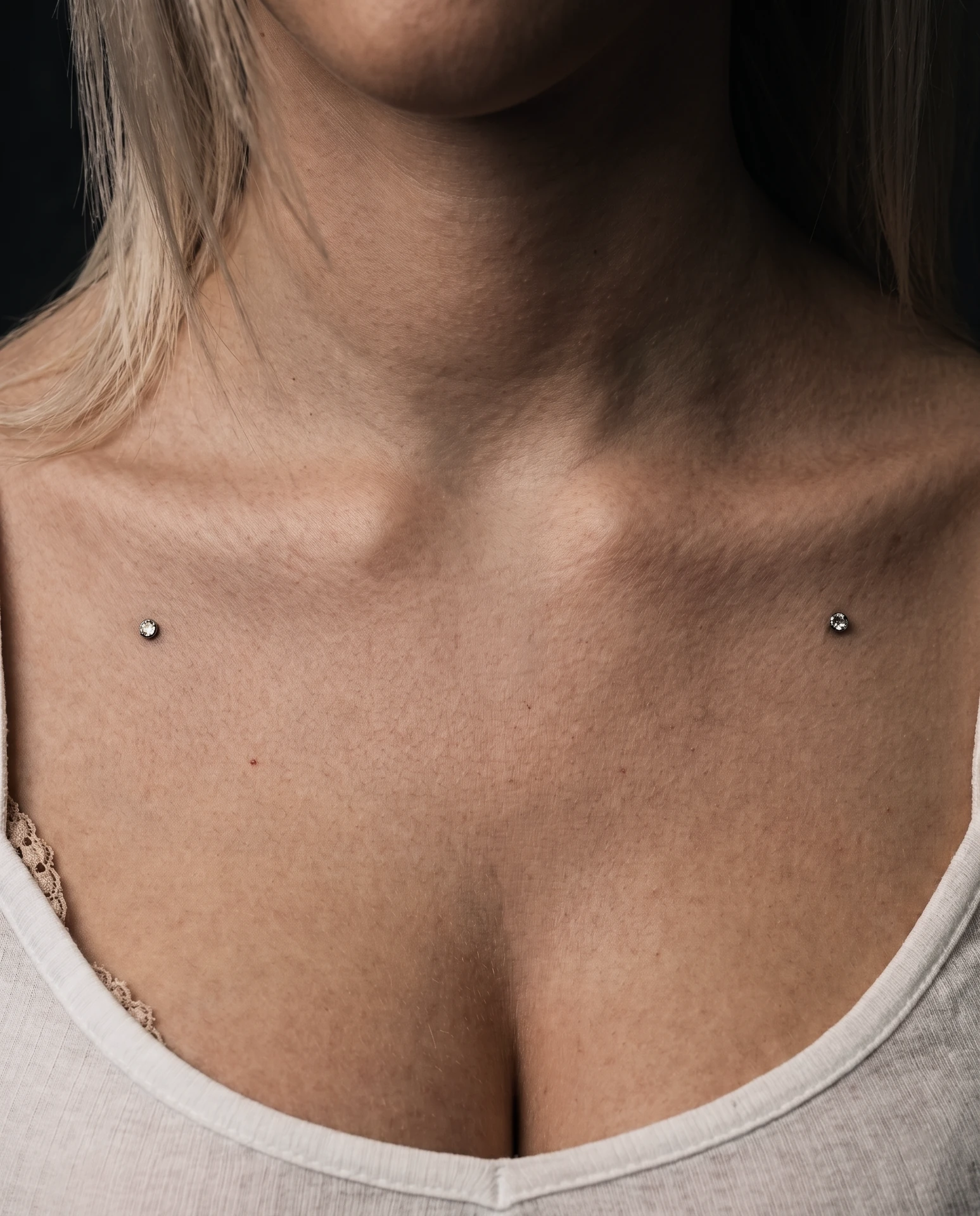 Çift göğüs dermal piercing uygulaması
