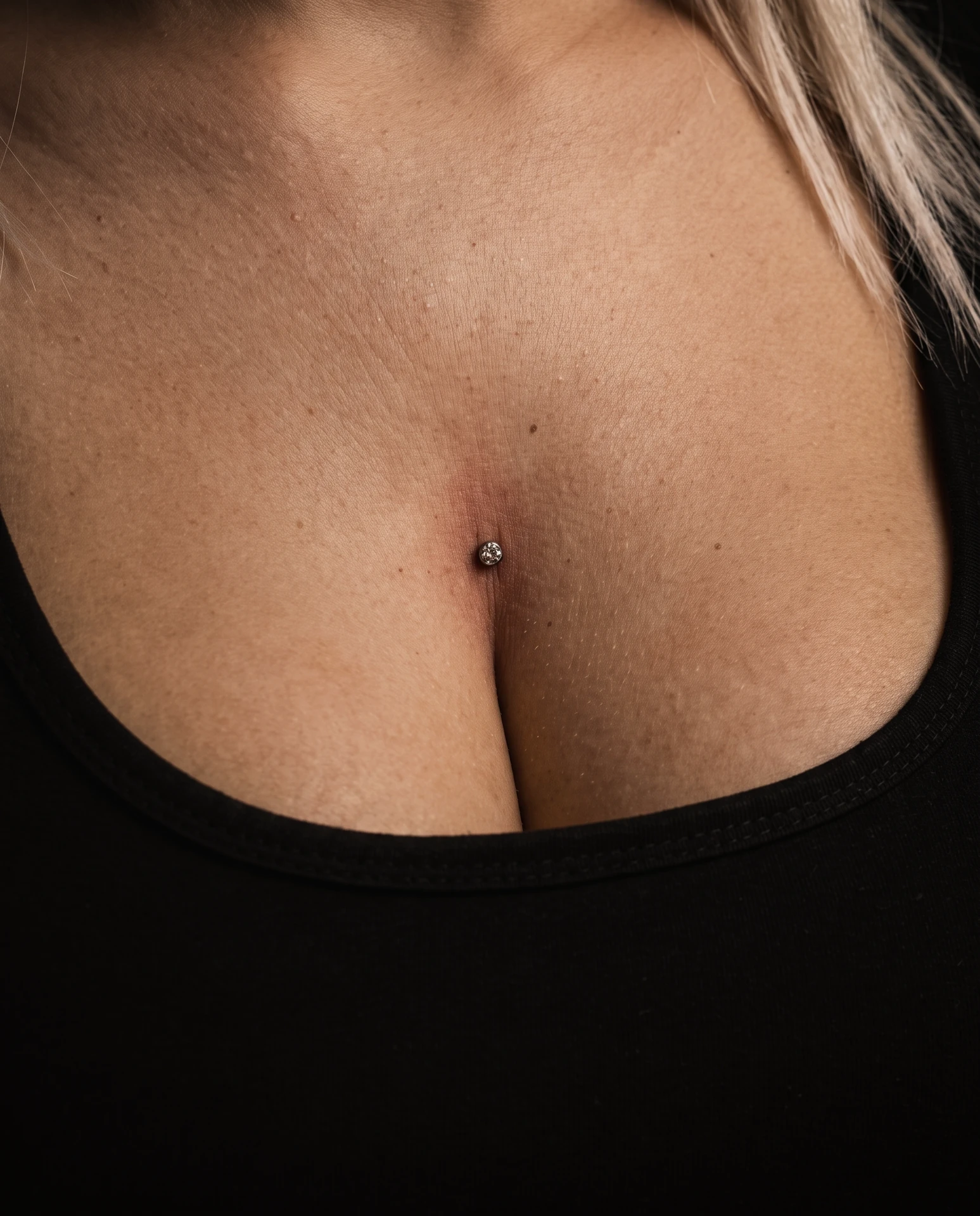 Dekolte bölgesinde dermal piercing uygulaması