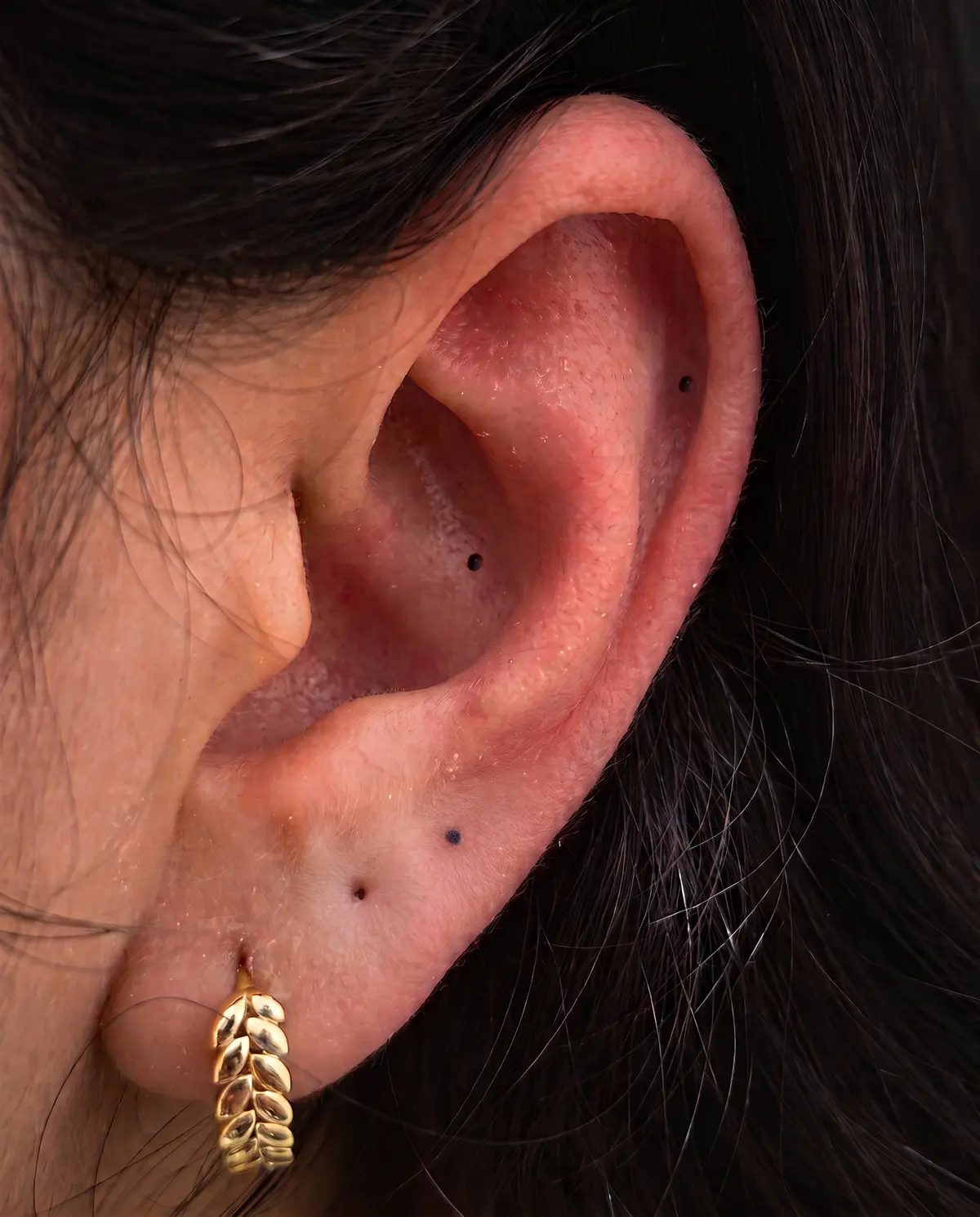 Sol kulakta ear curation için piercing yerleşim planlaması