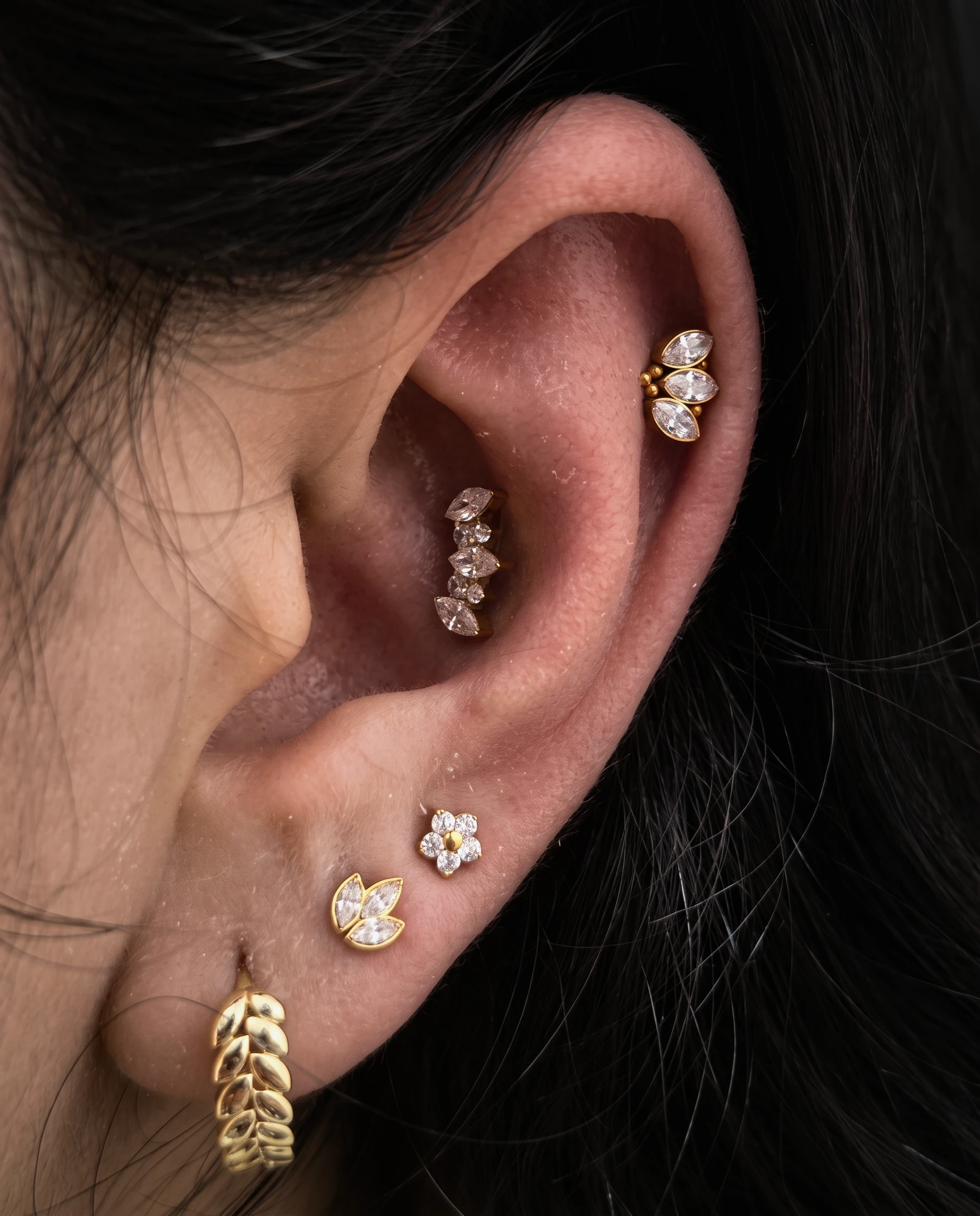 Gold piercing takılarıyla ear styling uygulaması