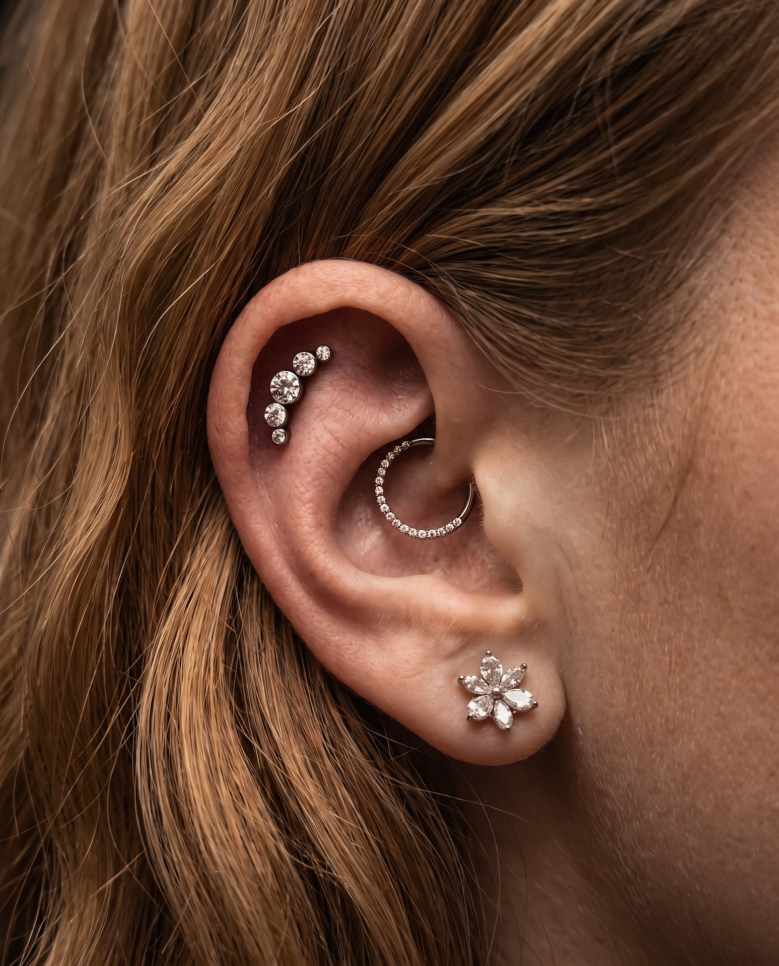 Daith ve flat piercing içeren ear styling