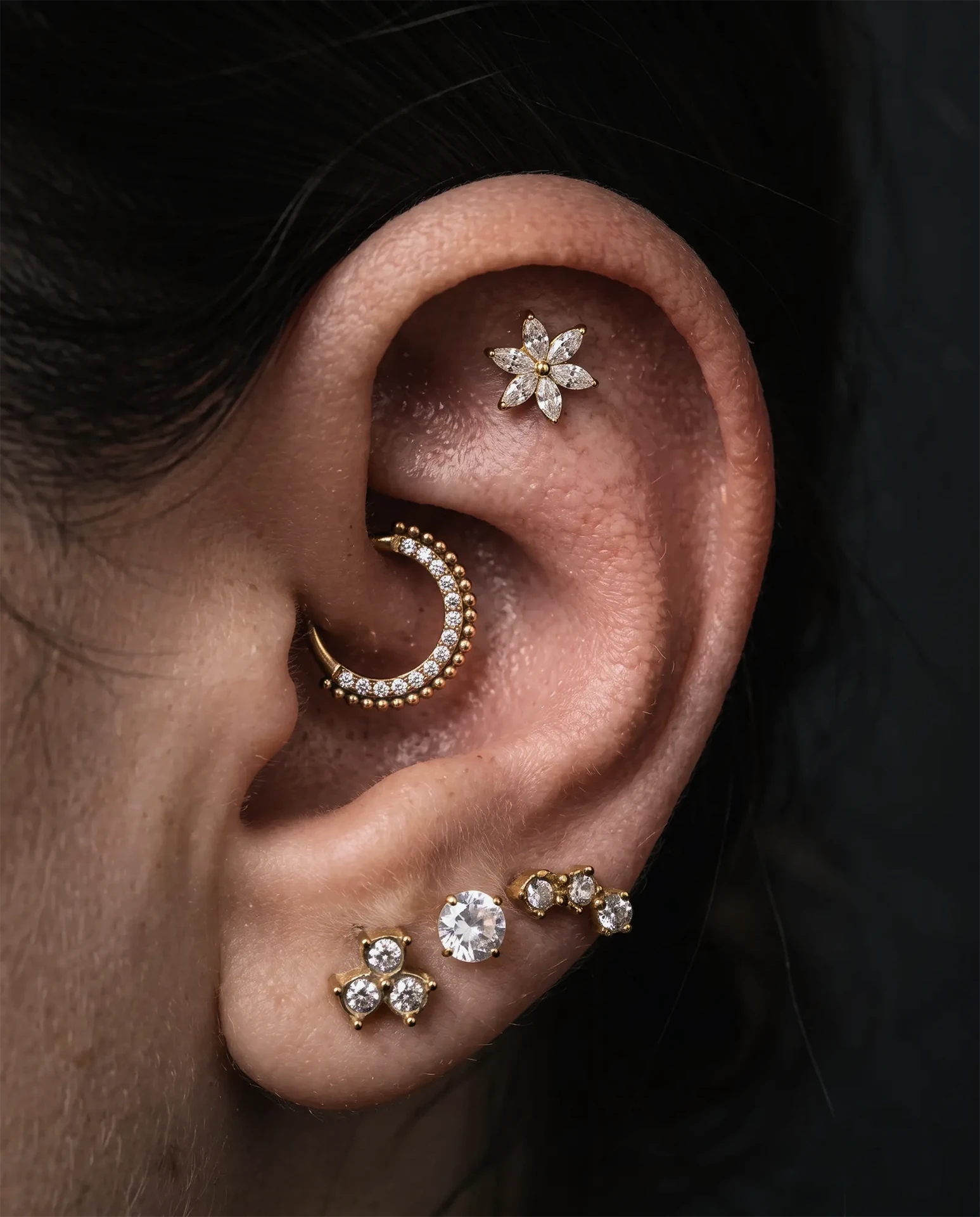 Gold detaylı kulak piercing kombinasyonu
