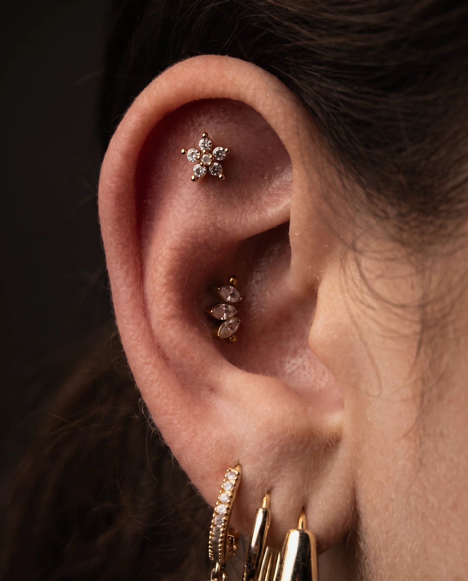 Daith piercing odaklı kulak takı kombinasyonu
