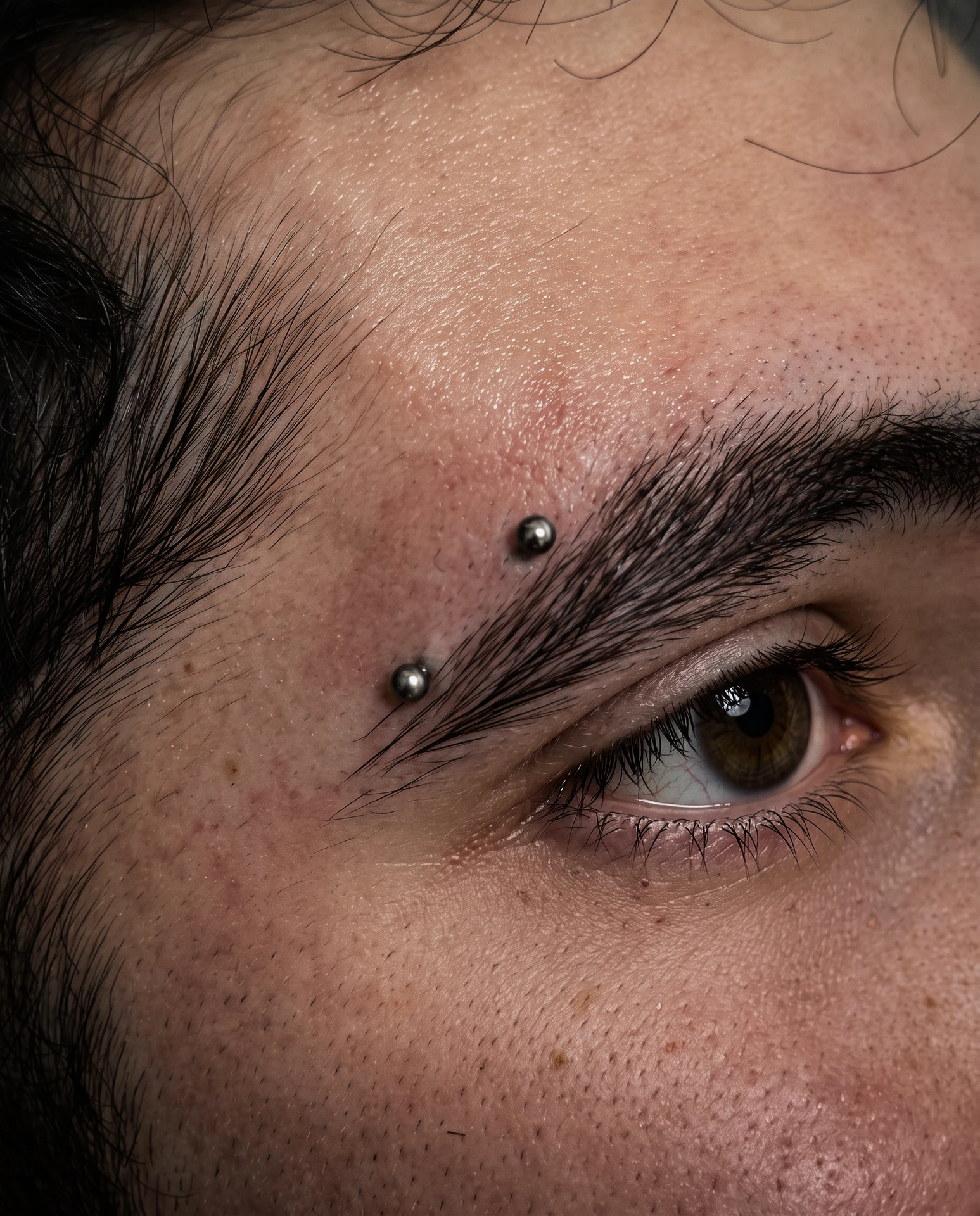 Kaş piercing uygulaması