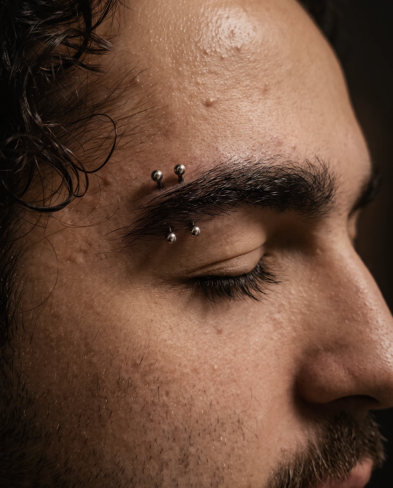 Çift kaş piercing uygulaması