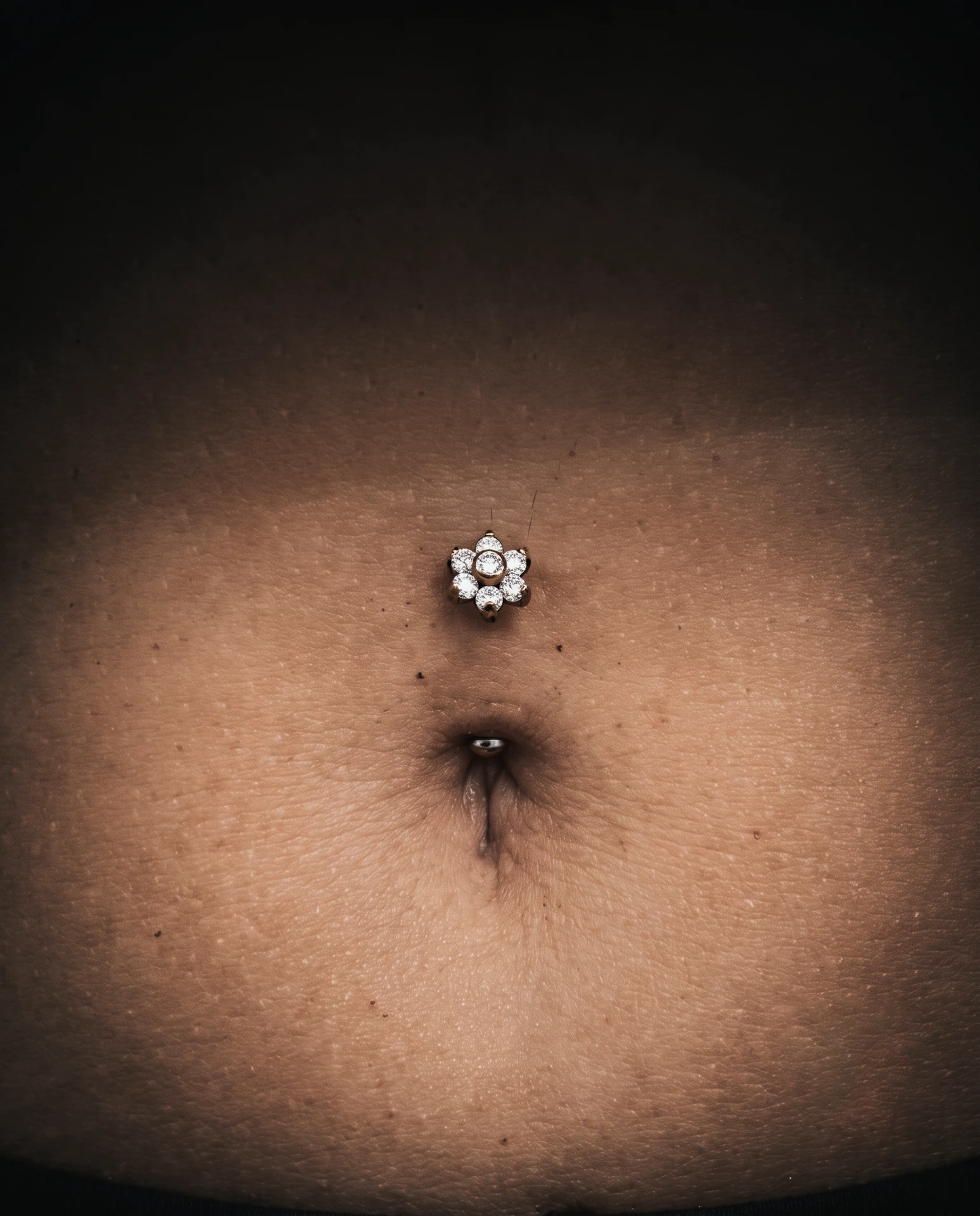 Floating navel göbek piercing uygulaması