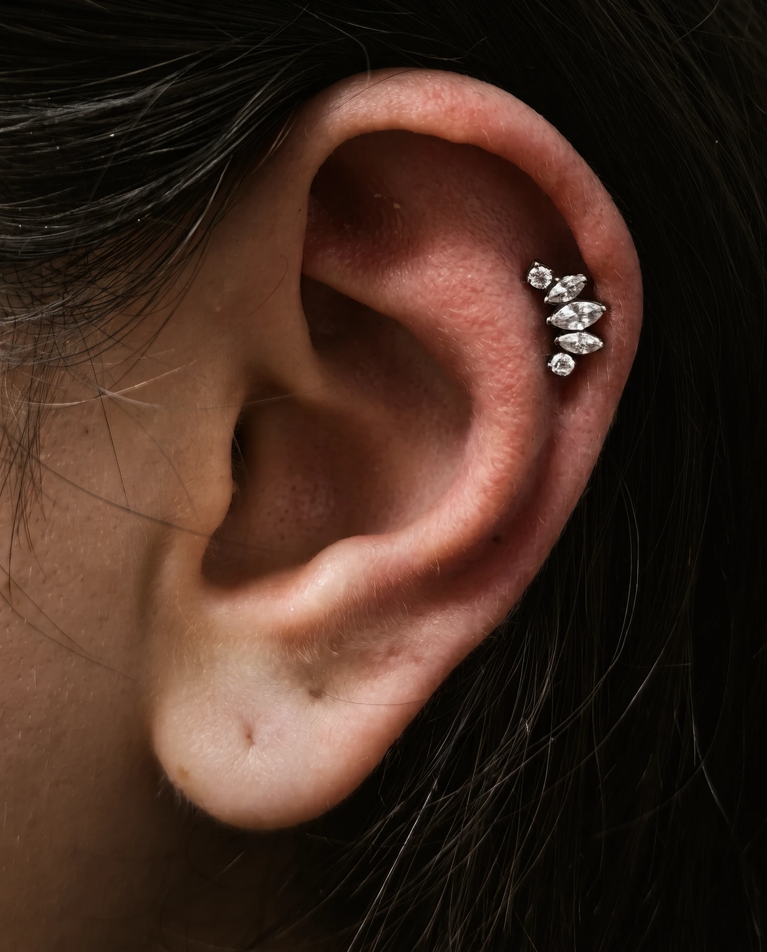 Helix piercing takı uygulaması