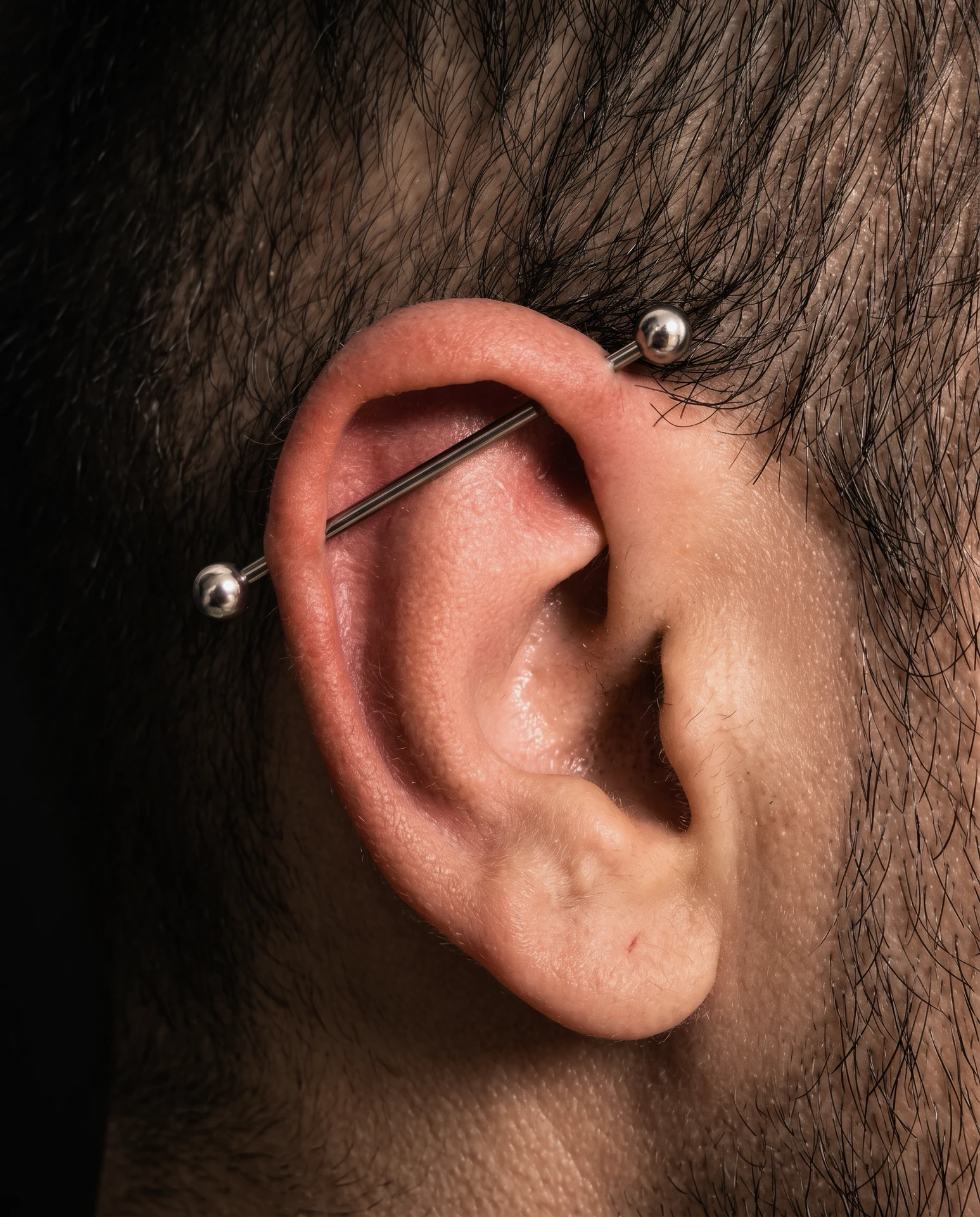 Industrial kulak piercing uygulaması