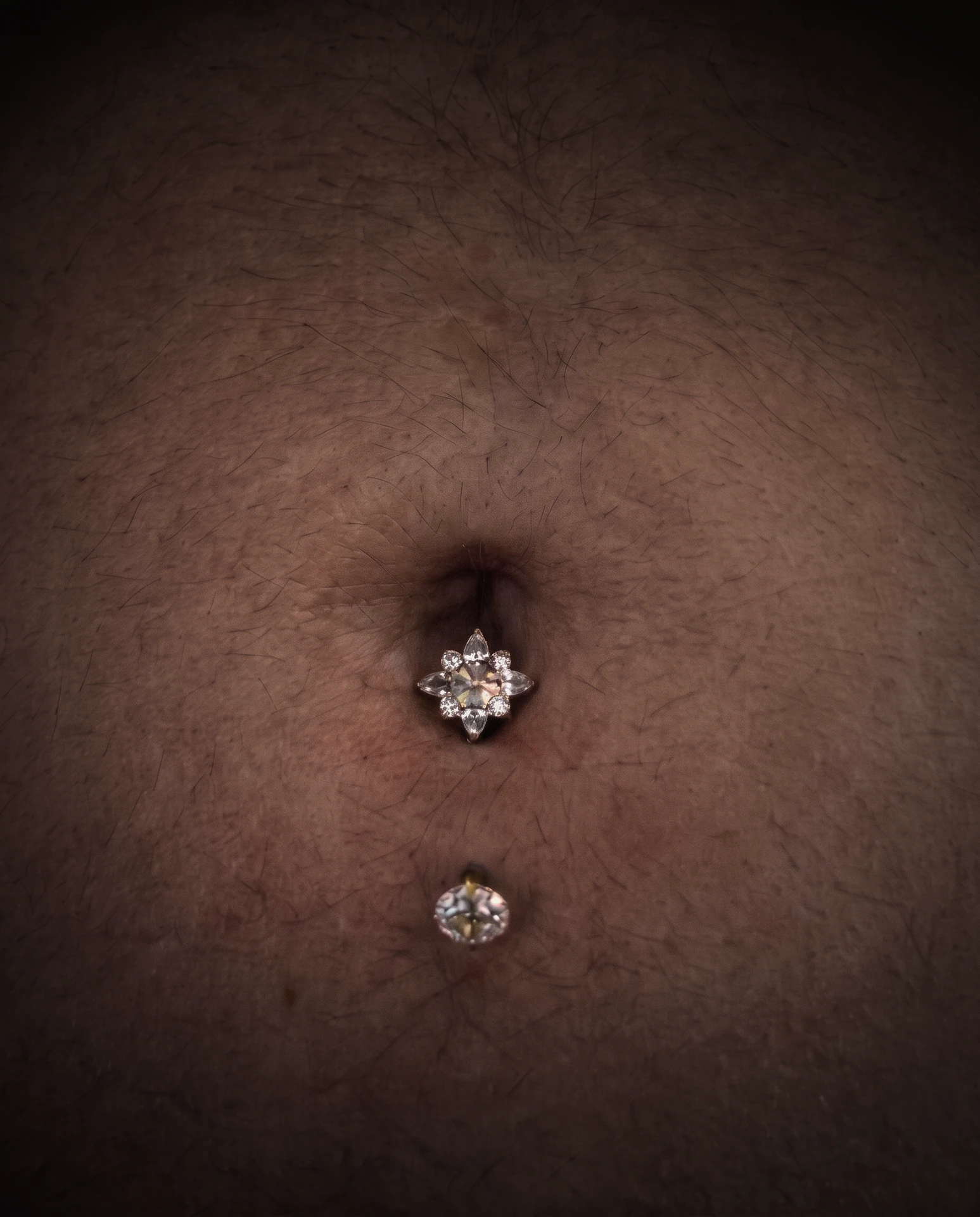 Flower star taşlı göbek piercing uygulaması