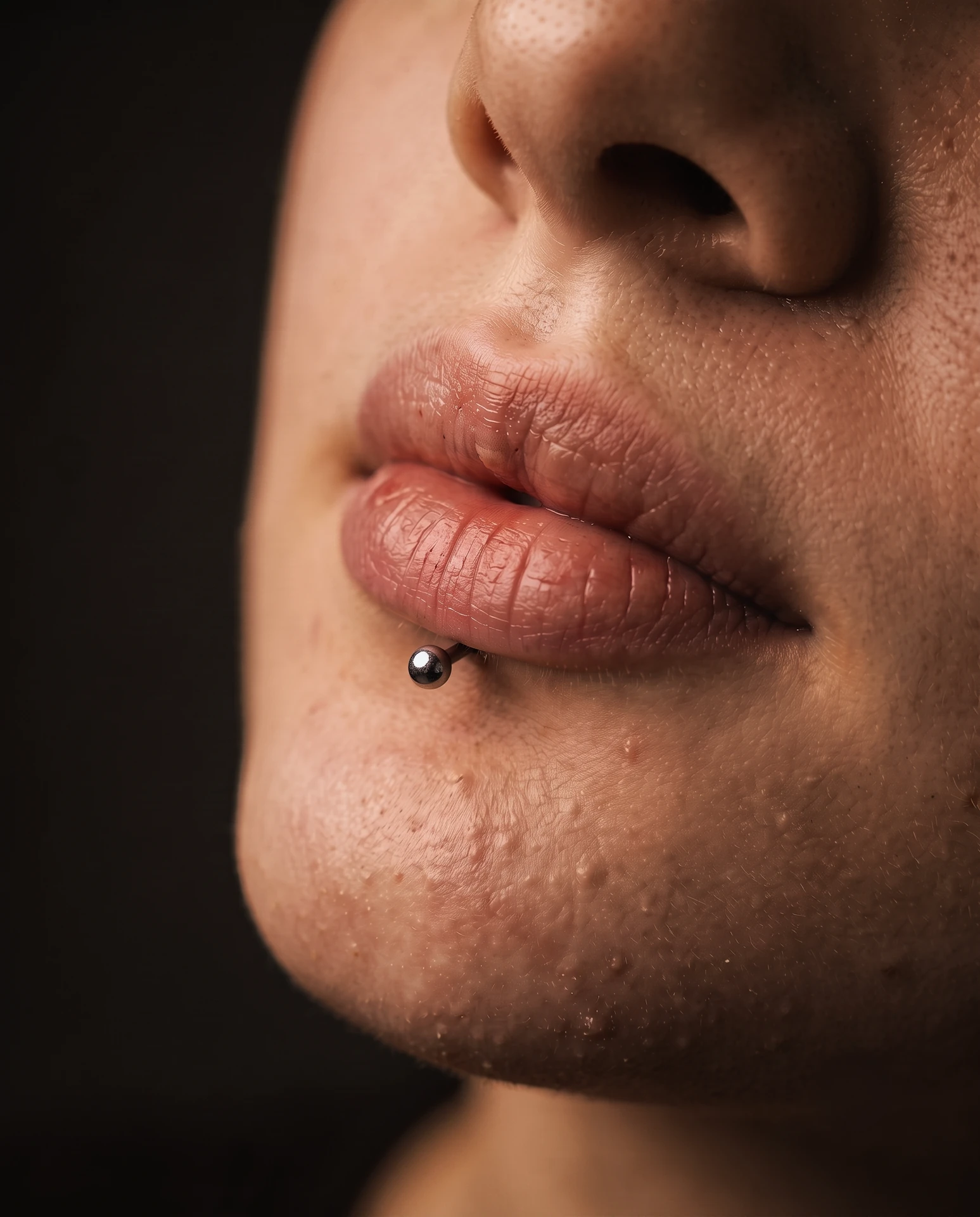 Dudak altı labret piercing uygulaması