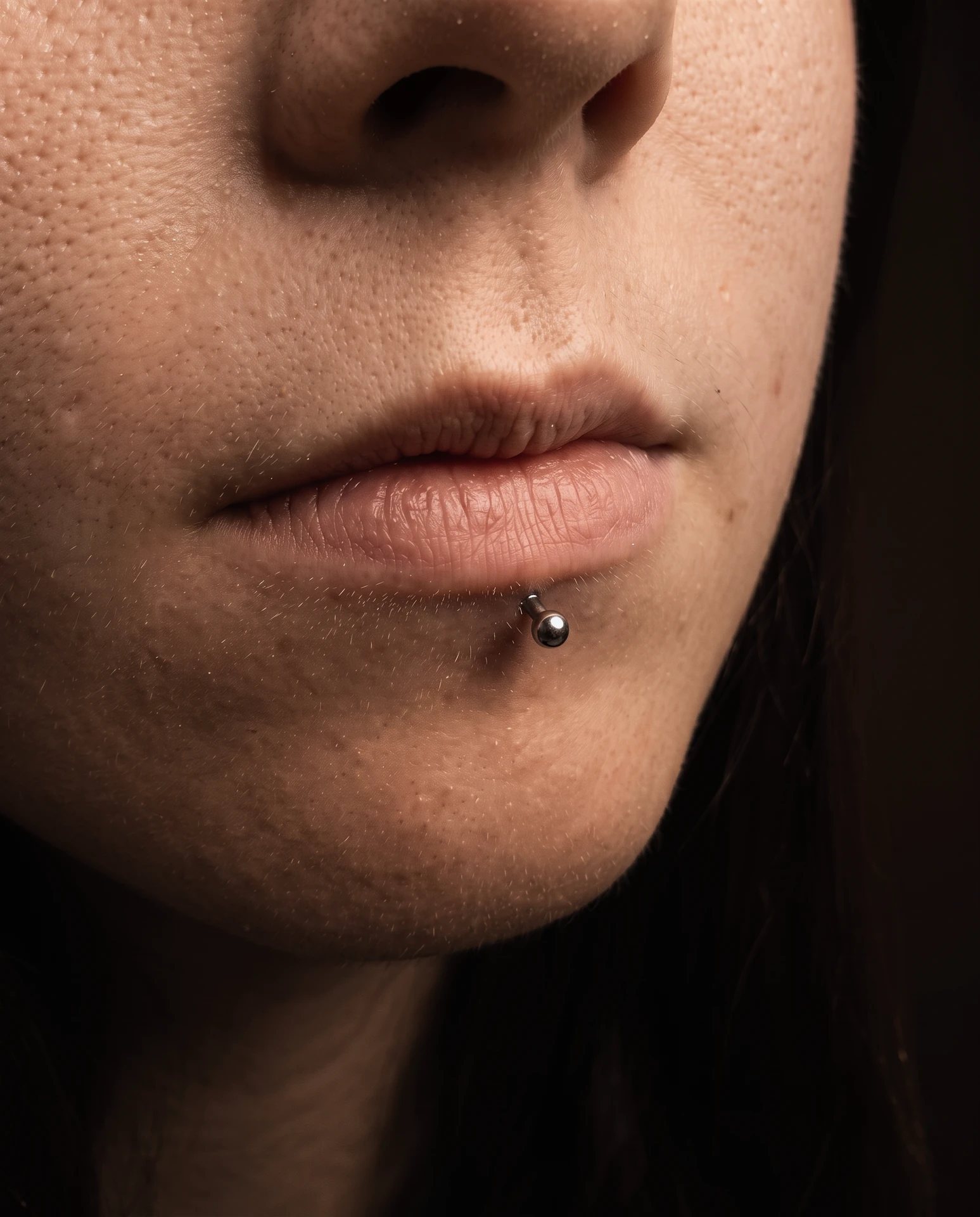 Labret dudak piercing uygulaması