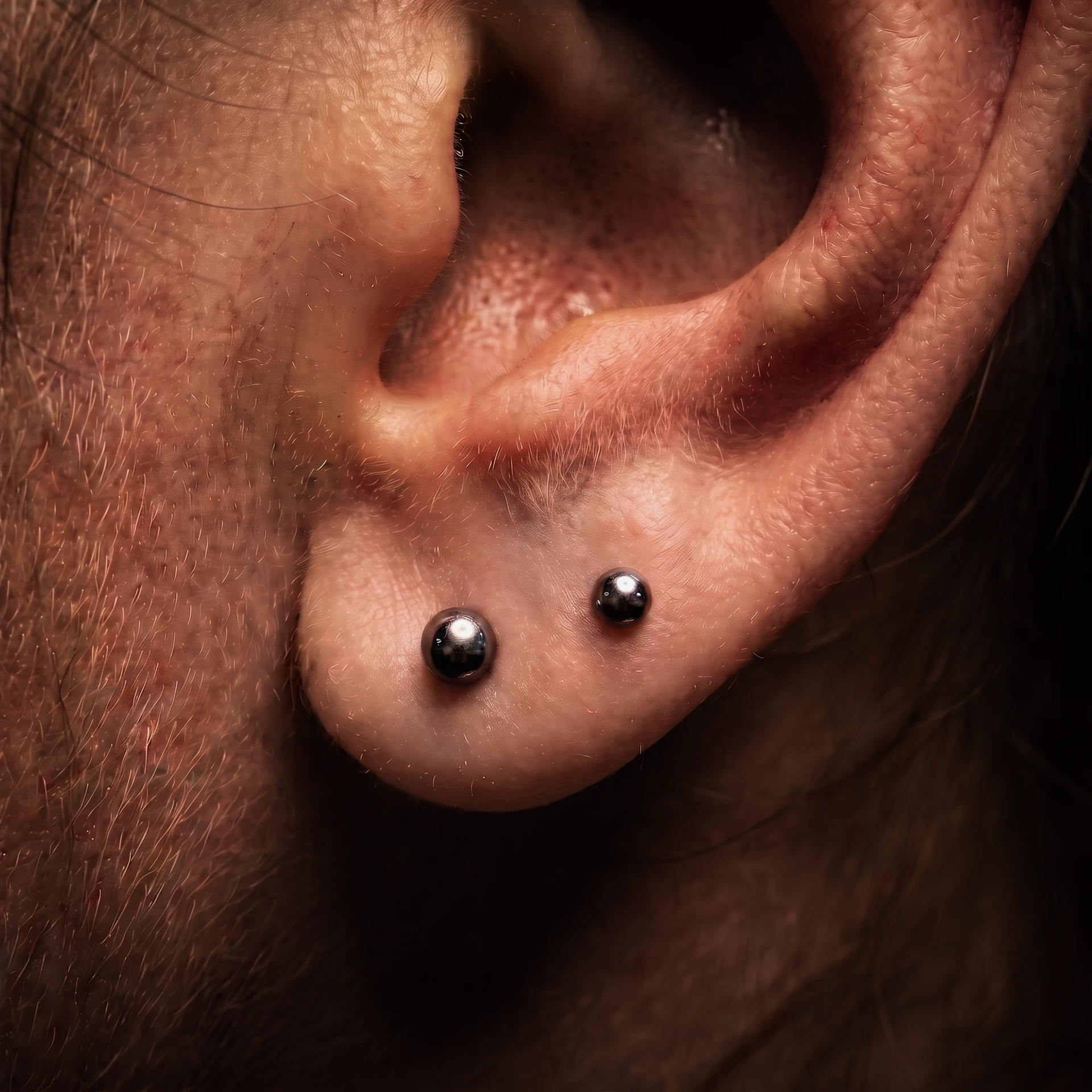 Kulak memesi lobe piercing uygulaması