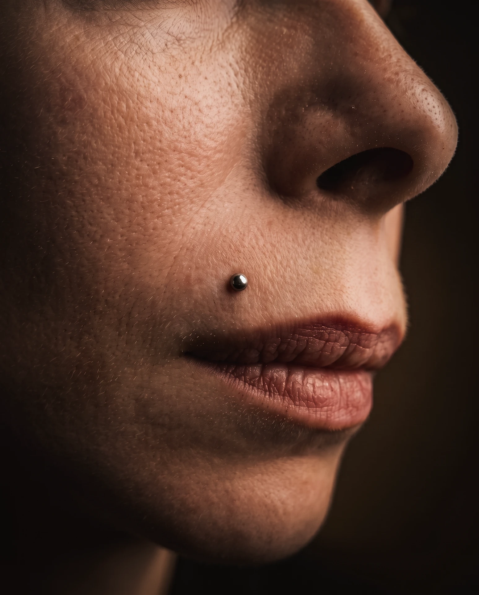 Monroe dudak üstü piercing uygulaması