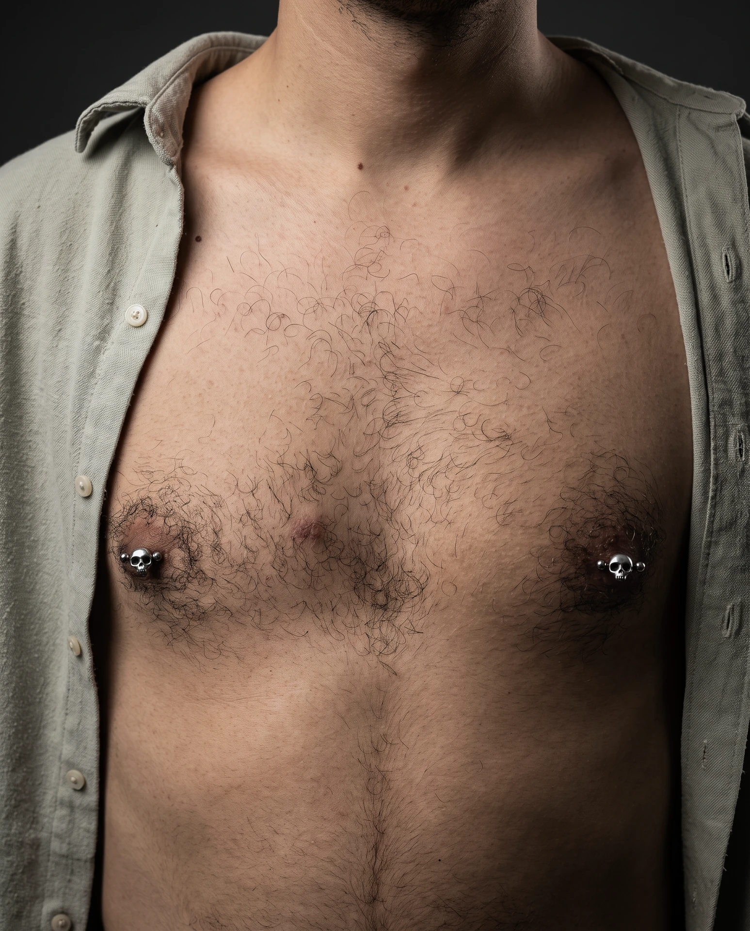 Çift nipple piercing uygulaması