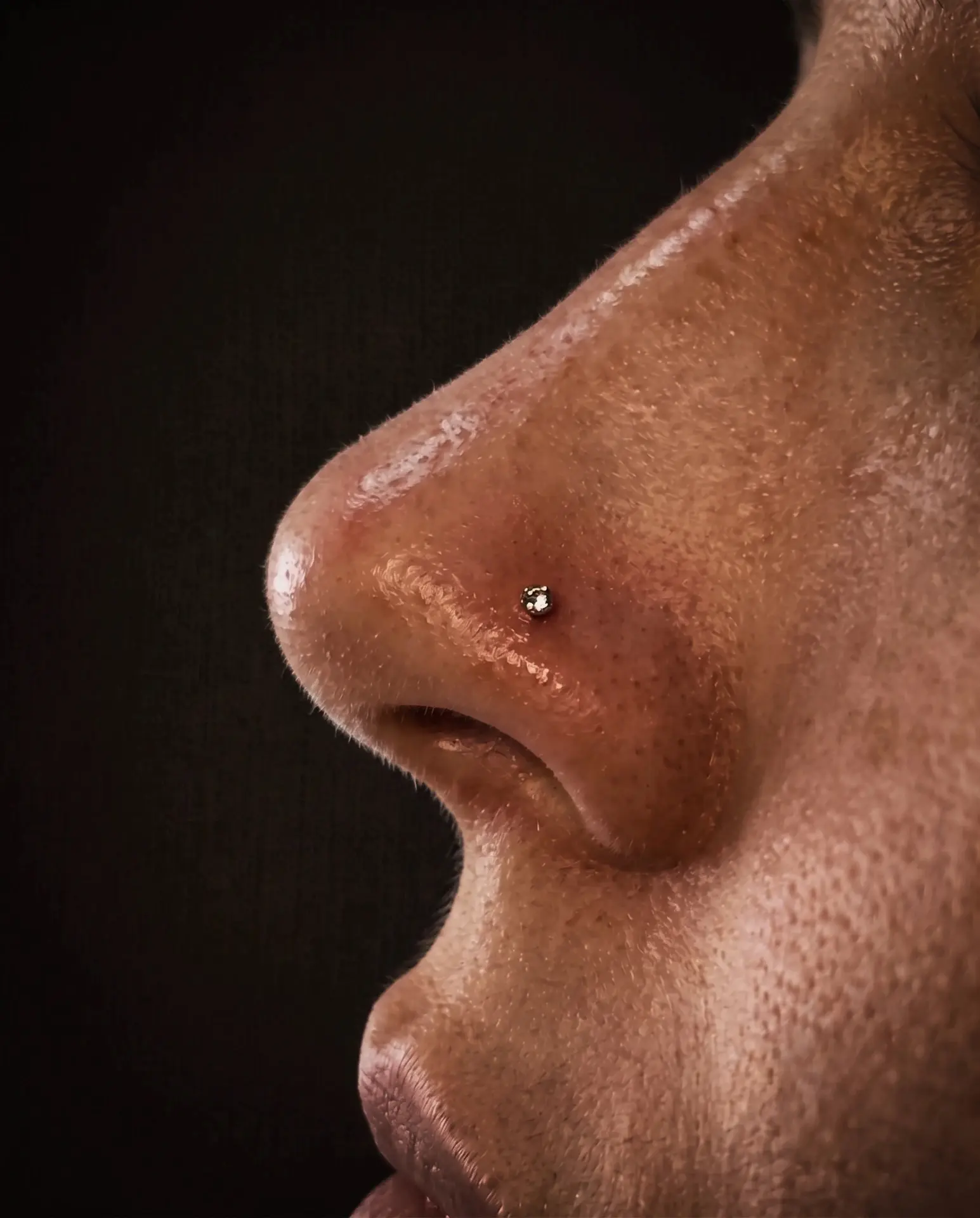 Nostril burun piercing uygulaması