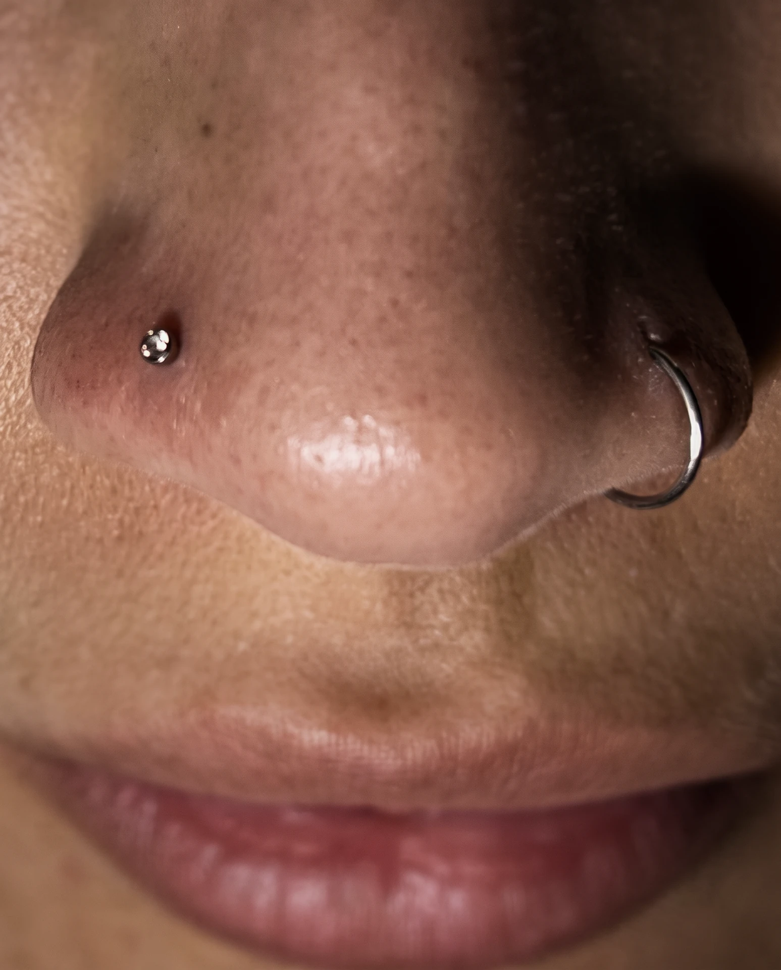 Titanyum nostril burun piercing uygulaması