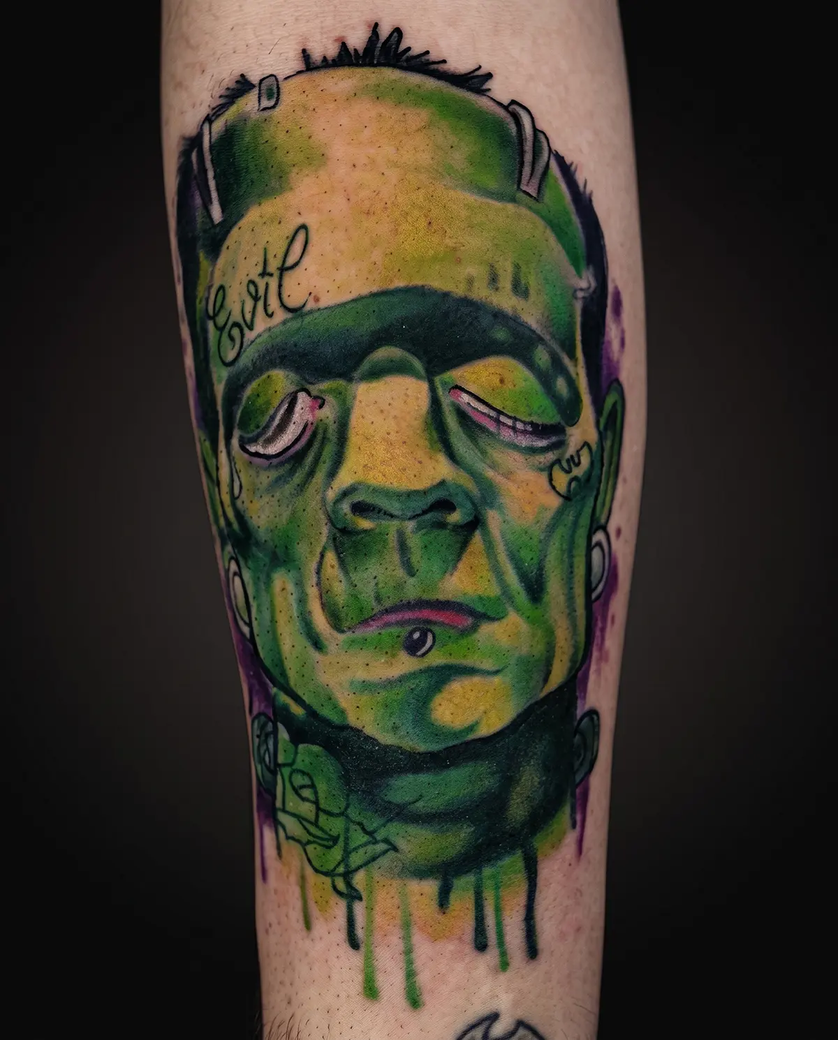 Renkli Frankenstein karakteri dövmesi