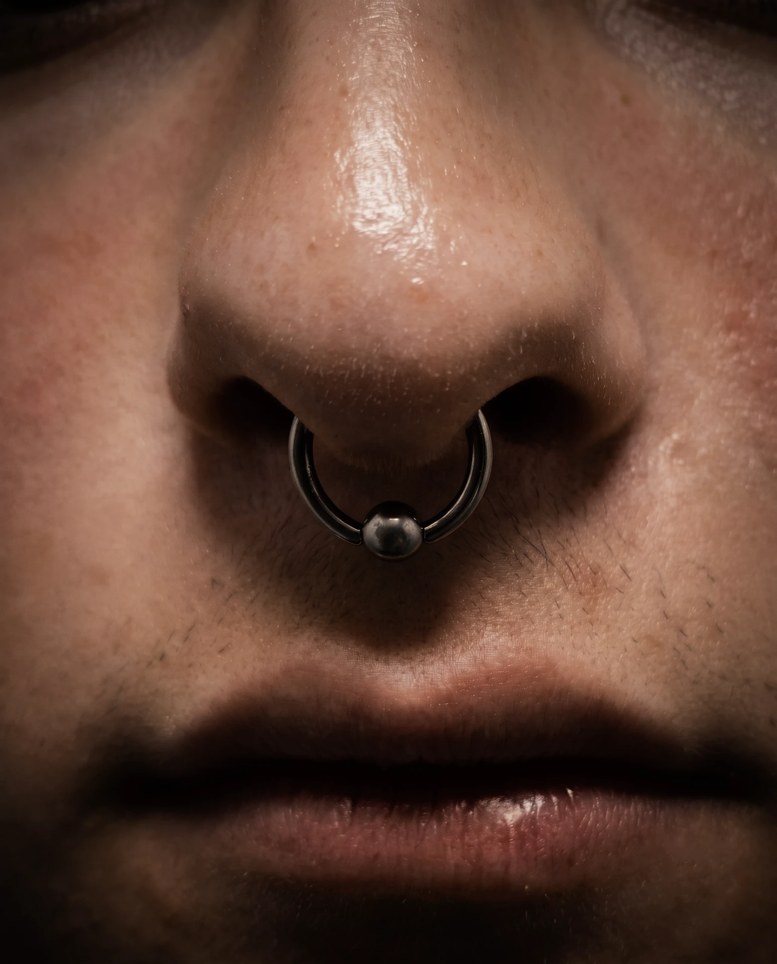 Septum halka piercing uygulaması