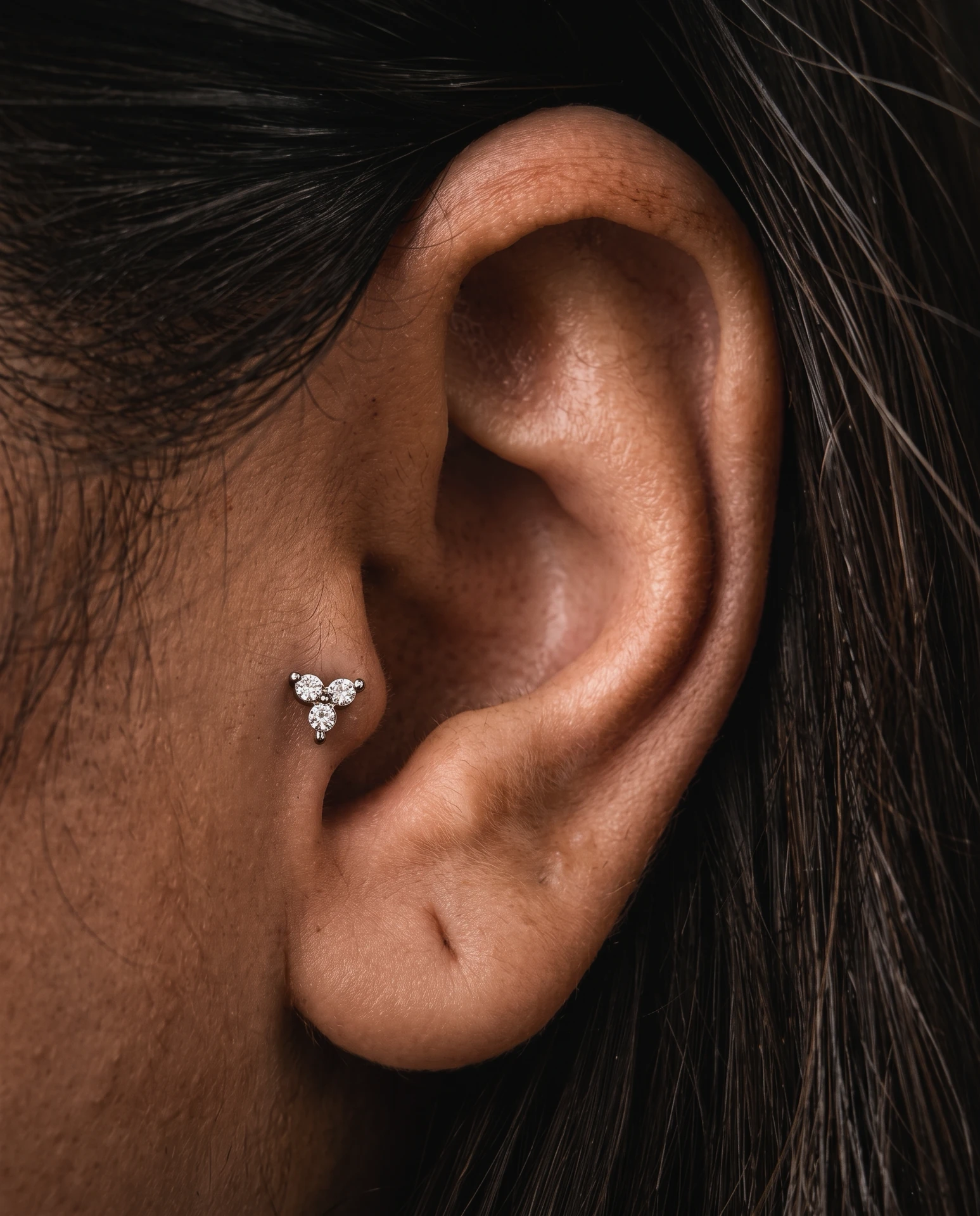 Tragus kulak piercing uygulaması