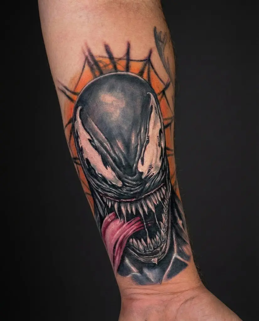 Venom cover-up dövmesinin final görünümü