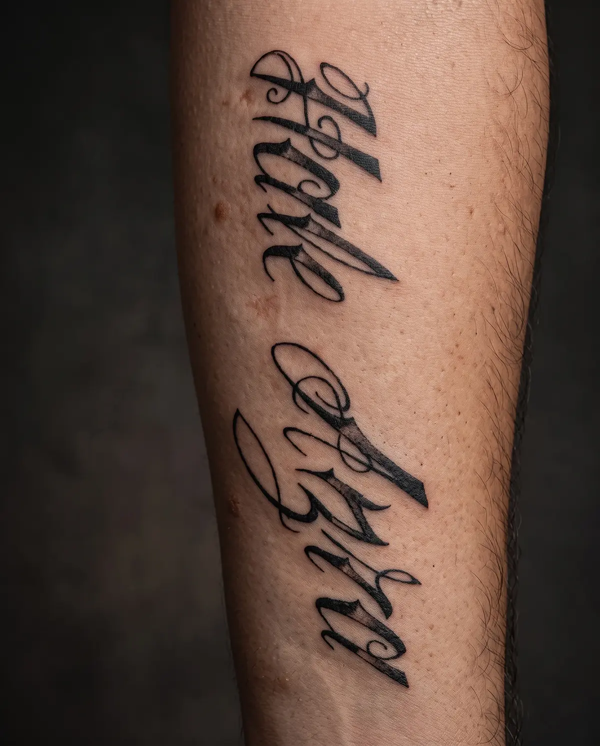 Venom cover-up öncesindeki eski yazı dövmesi