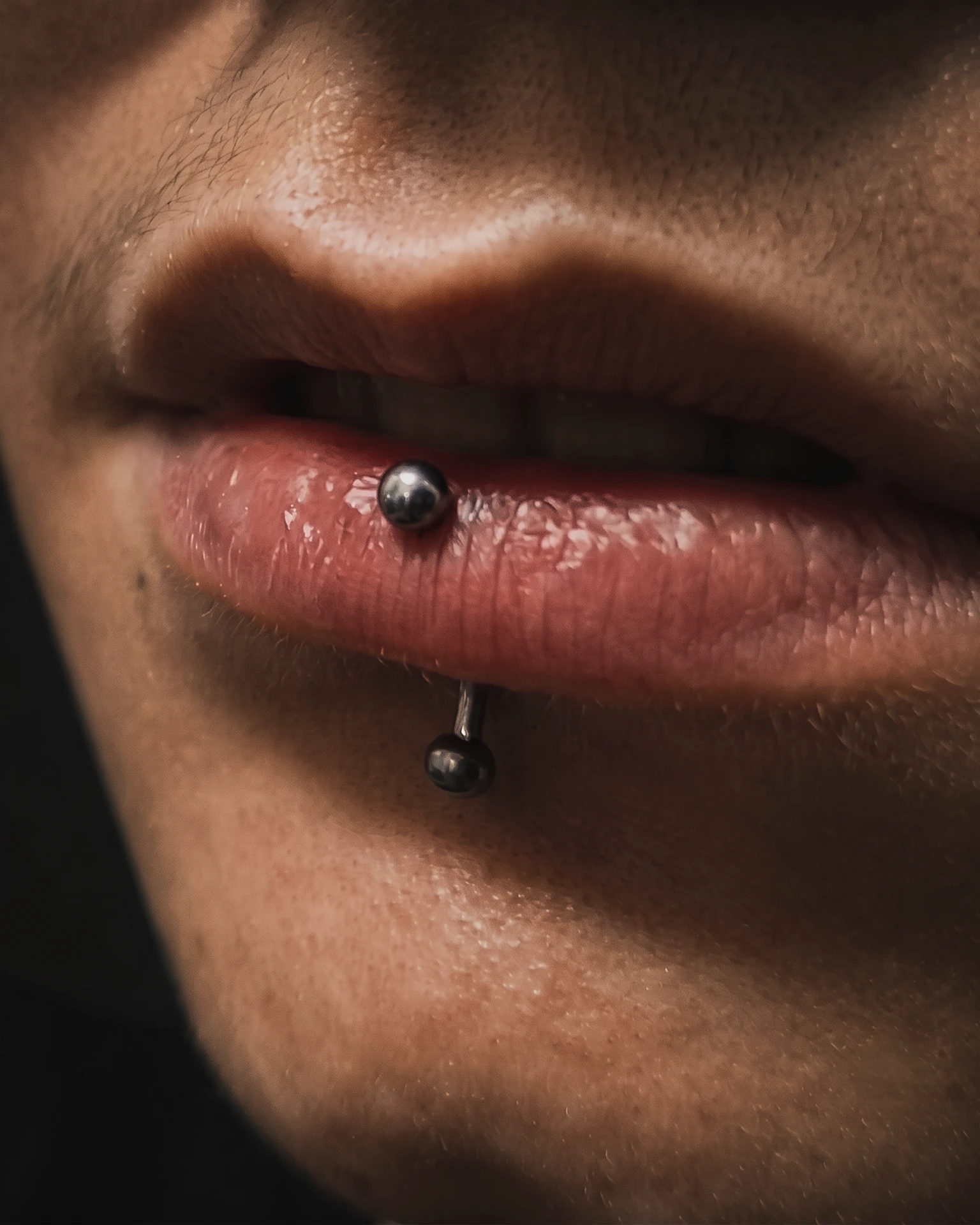 Vertical labret dudak piercing uygulaması